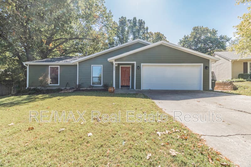 Fayetteville House: 2549 E Lancer St