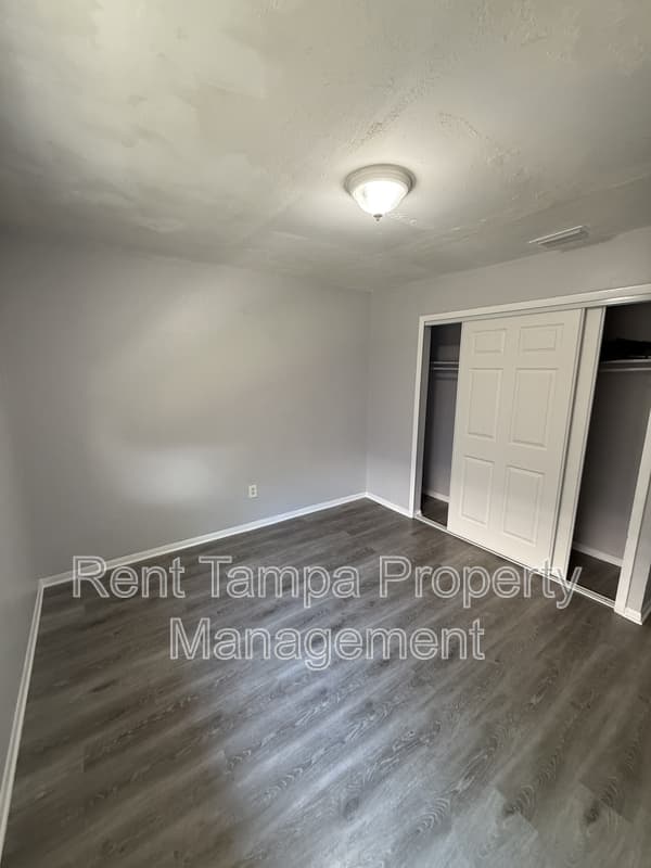 Tampa House: 8304 North Mulberry Street