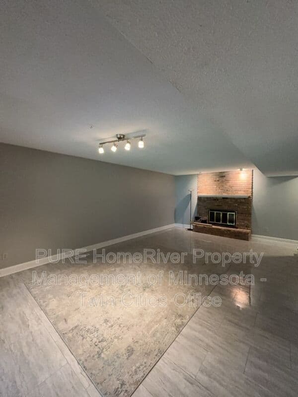 Edina House: 7420 Hyde Park Cir
