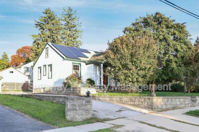 Ardmore House: 2515 Belmont Ave