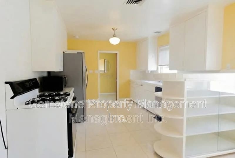 San Diego House: 4947 63rd St