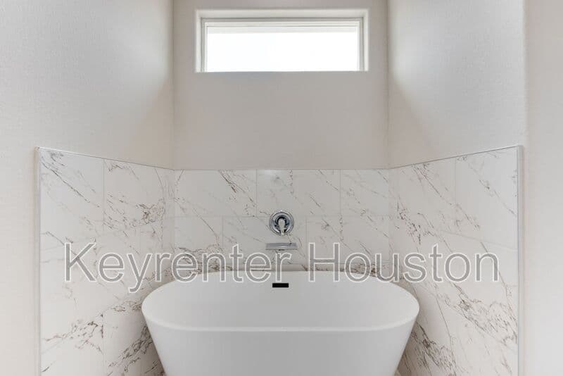 Houston House: 8203 Woodlyn Rd