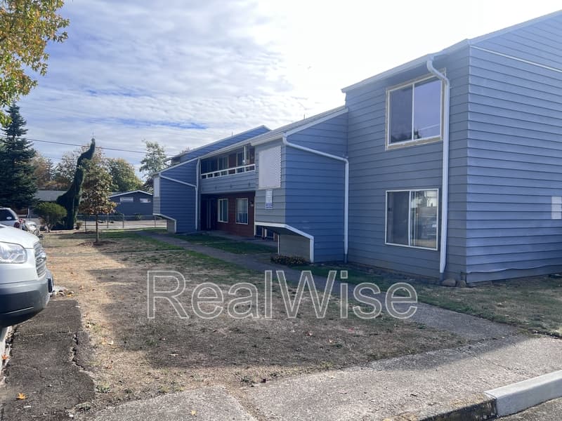 Portland Townhome: 2467 SE 135th Ave