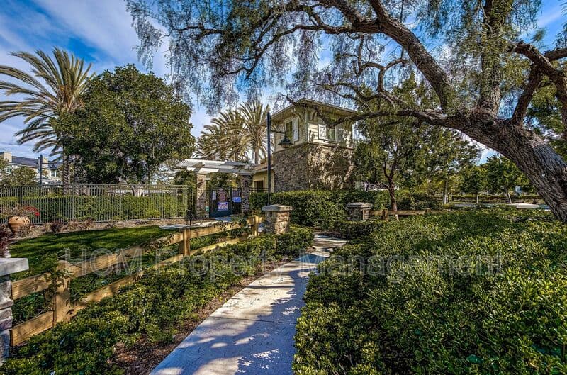 Irvine House: 315 Silk Tree Street