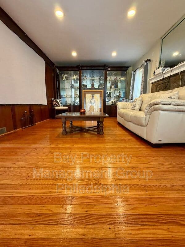 Philadelphia House: 6522 N American St