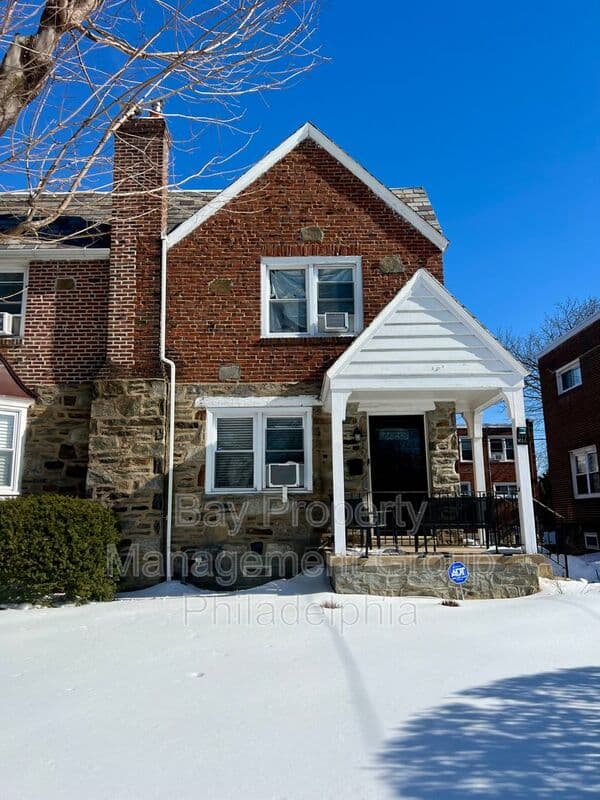 Lansdowne House: 317 Barker Ave