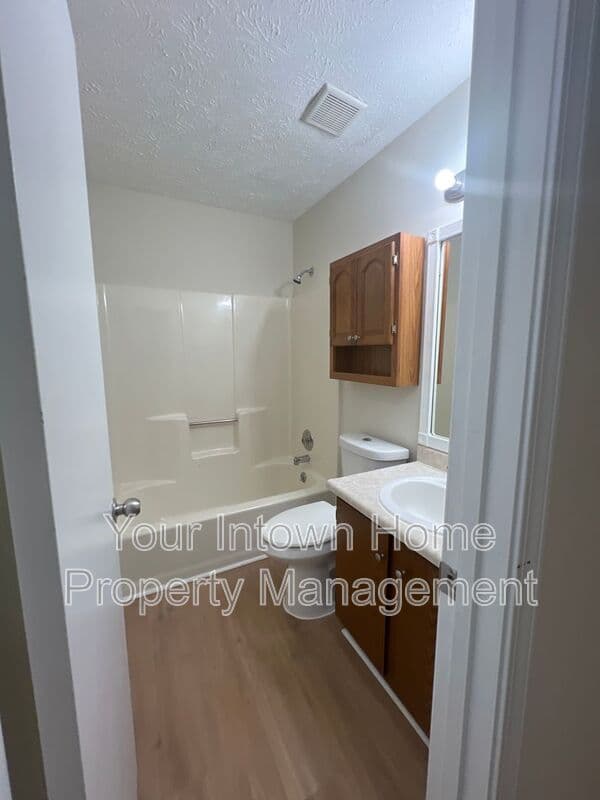 Kennesaw House: 3352 Hogan Dr.