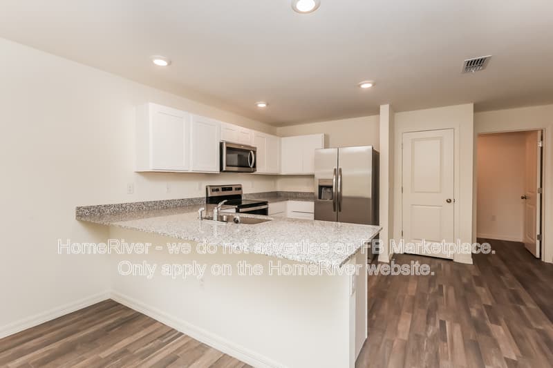 Port Charlotte House: 2465 Crockett St