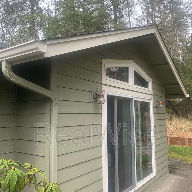 Merlin House: 373 Donet Ln
