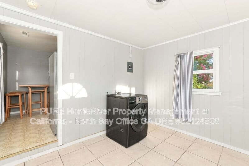 Sebastopol House: 325 Hutchins Ave
