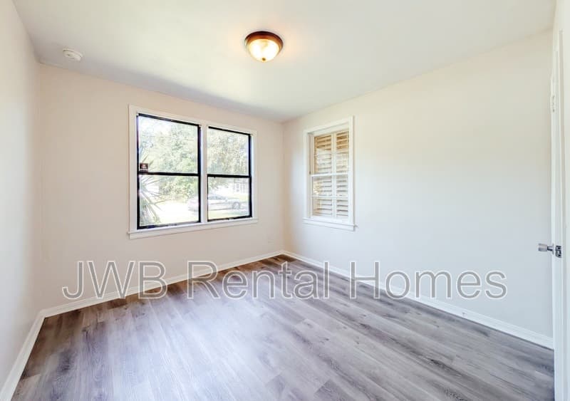 Jacksonville House: 768 Gardenia Ln