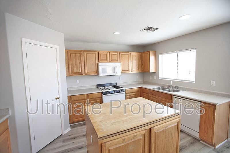 El Mirage House: 12413 W Willow Ave