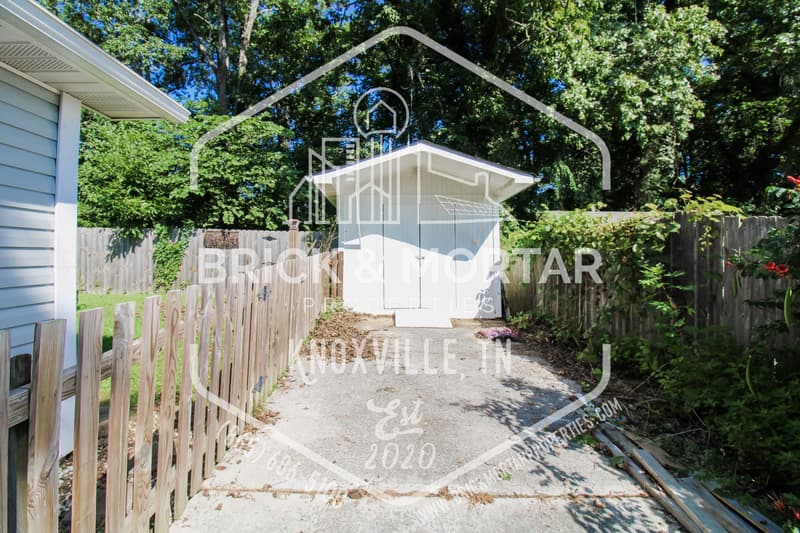 Oak Ridge House: 121 East Arrowwood Road