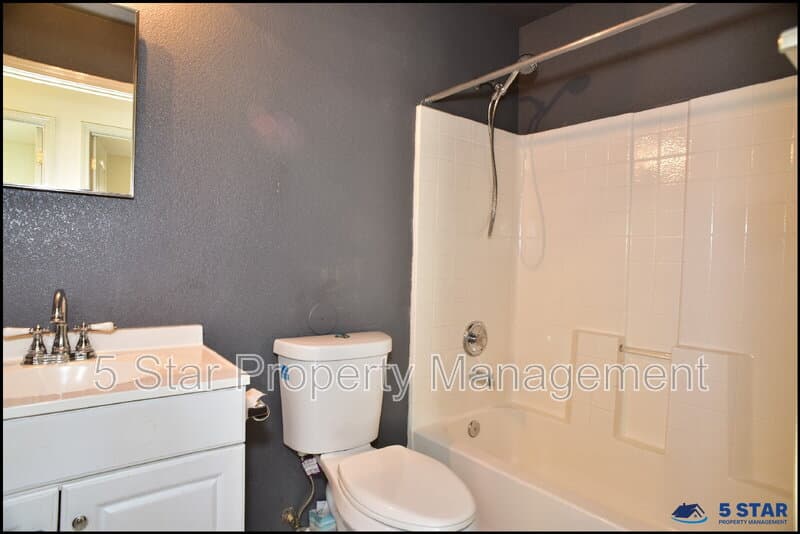 El Paso House: 14325 Island Point Drive