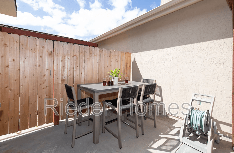 Oceanside House: 1606 Hackamore Rd