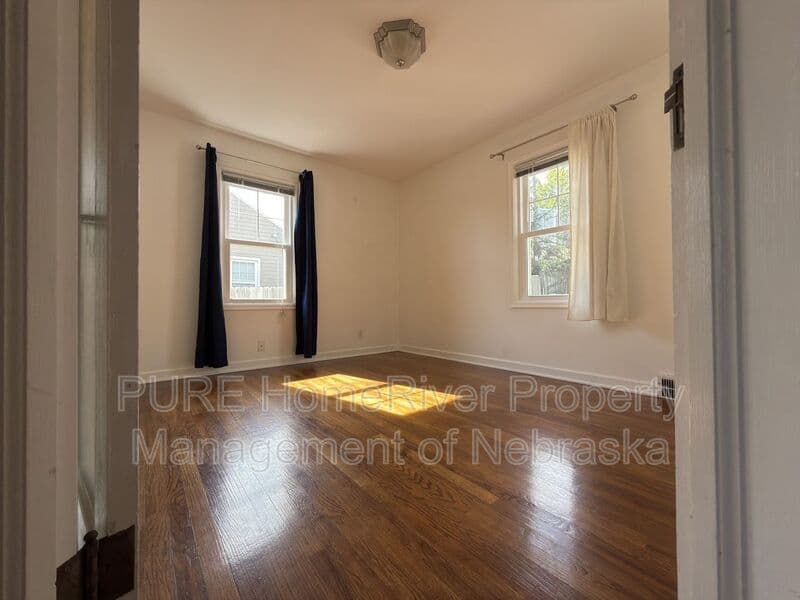 Omaha House: 1302 S 51st Ave