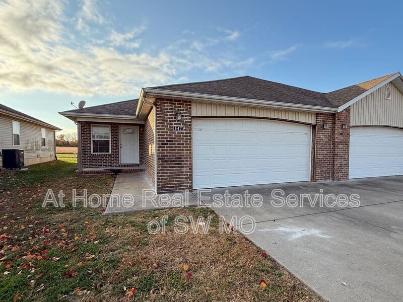 Republic Condo: 647 S Landen Ave