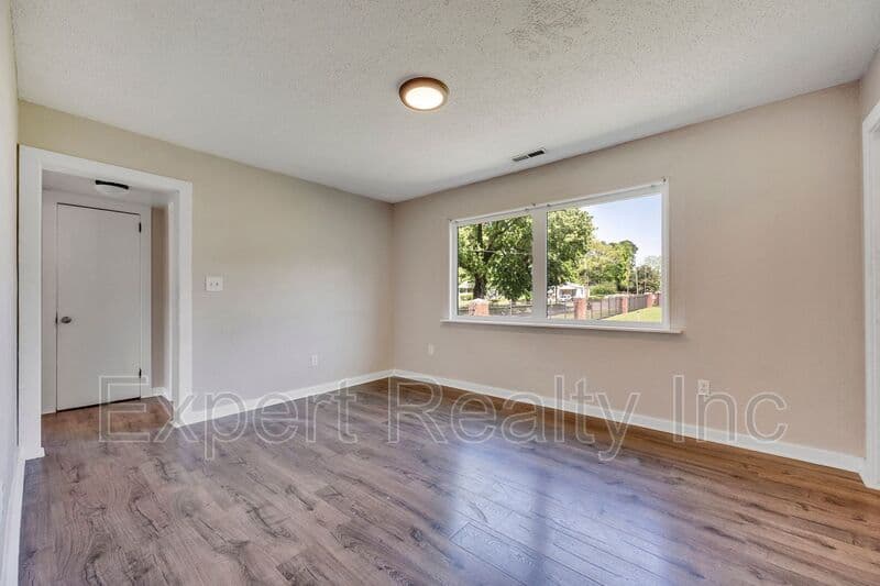 Birmingham House: 1045B 57th Street