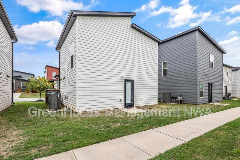 Bentonville House: 1041 Ventnor Ave