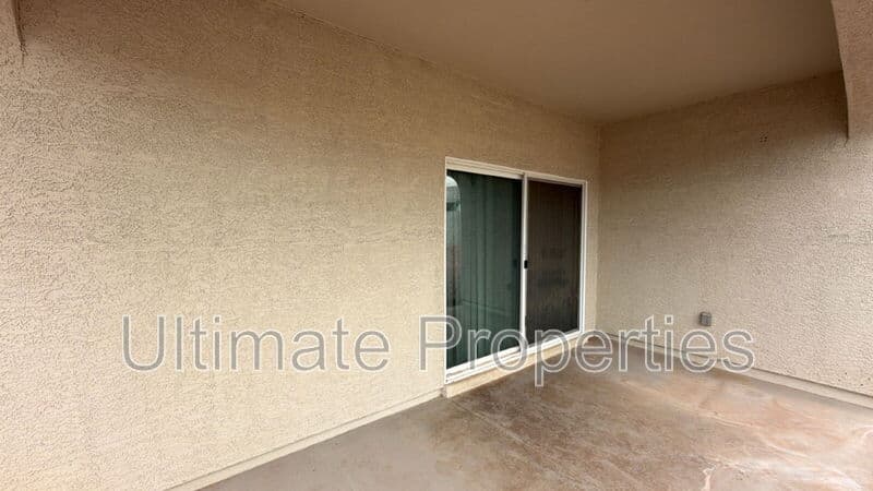 Surprise House: 18566 W Hackamore Dr