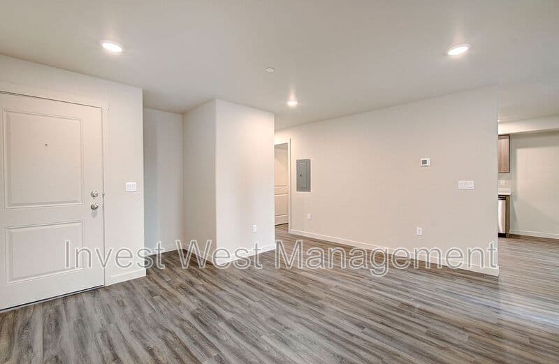 Vancouver Apartment: 404 NE 117 Avenue