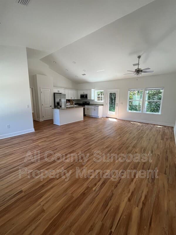Monticello House: 325 Melrose Dr