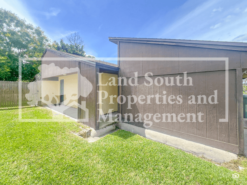 Lakeland House: 331 Lake Harris Drive