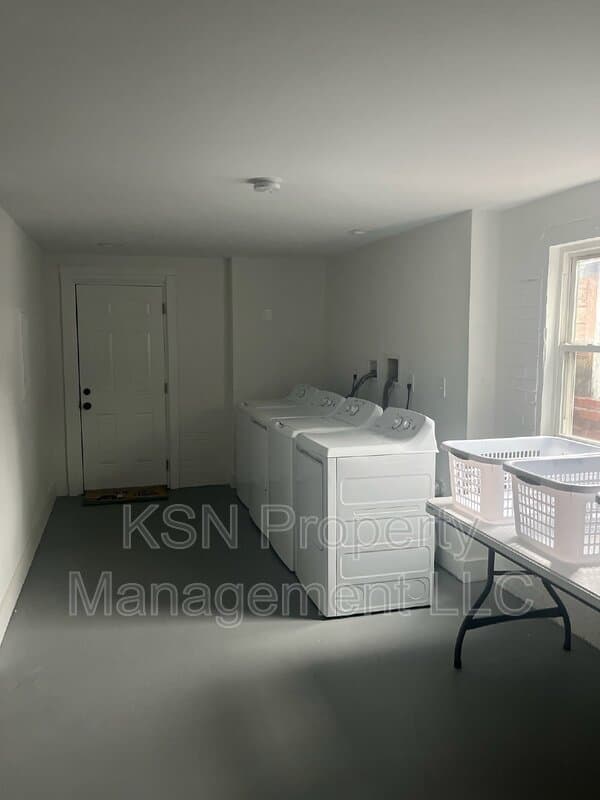 Savannah House: 1011 E 39th St