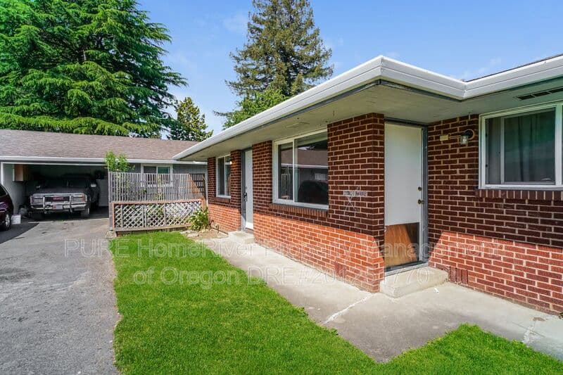 Hillsboro House: 1049 SE Walnut St.