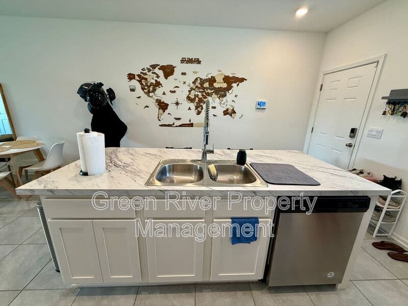 Jacksonville House: 4922 Earthshine Road