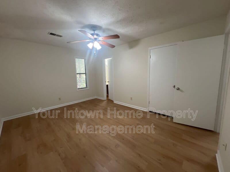 Kennesaw House: 3352 Hogan Dr.