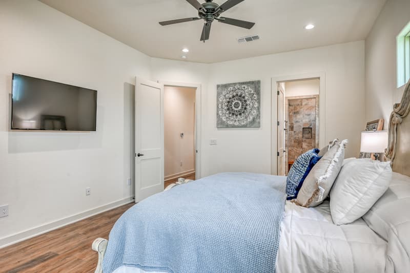 Horseshoe Bay House: 302 Parallel Circle