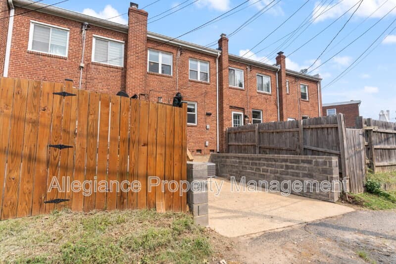 Alexandria House: 3727 Mark Drive