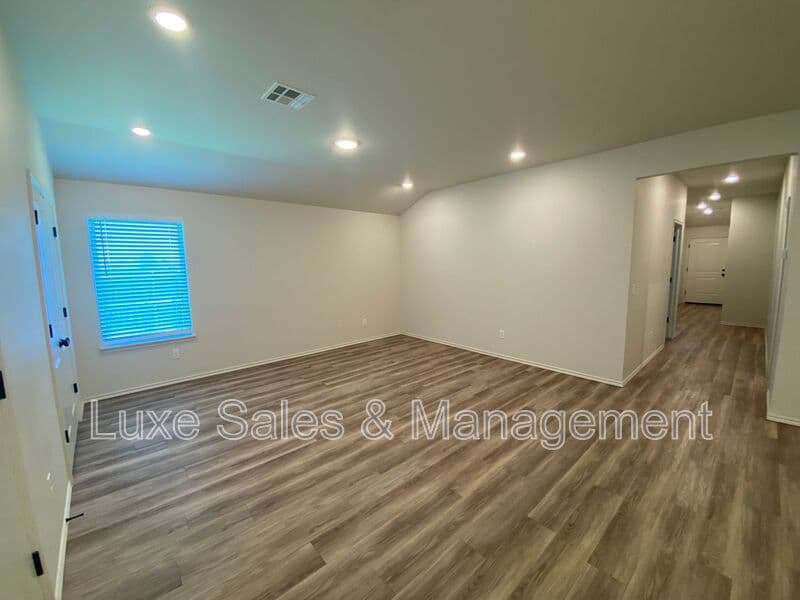 Okahoma City House: 8000 NW 110th Dr
