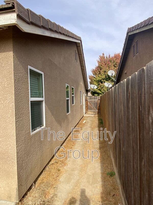 Visalia House: 1025 West Reese Ct