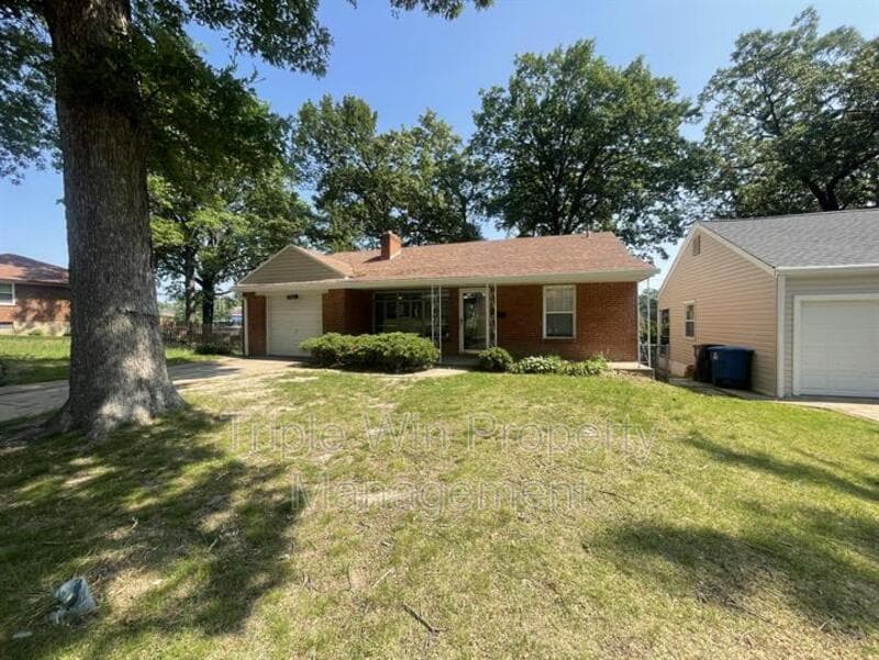 Saint Louis House: 7117 Forest Hill Dr
