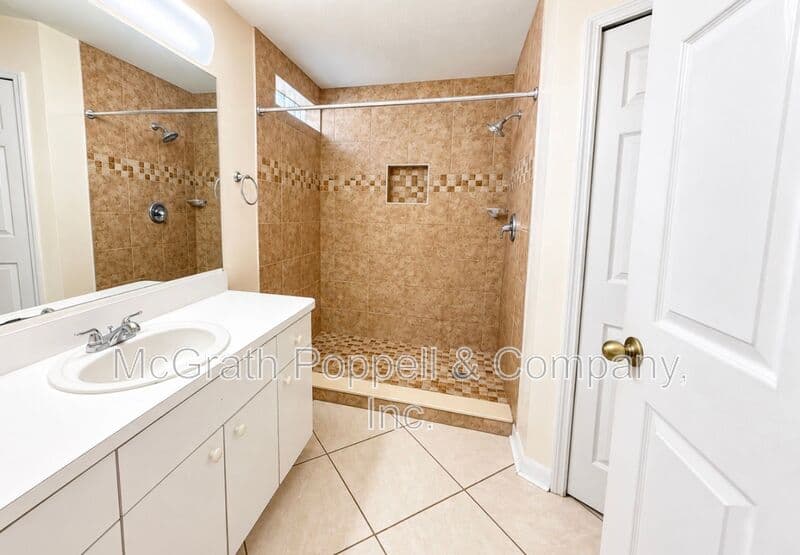 VALRICO House: 516 CAPE COD CIR