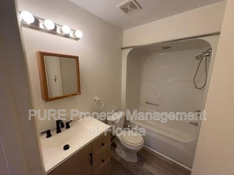 Ocala House: 595 NW 100th St