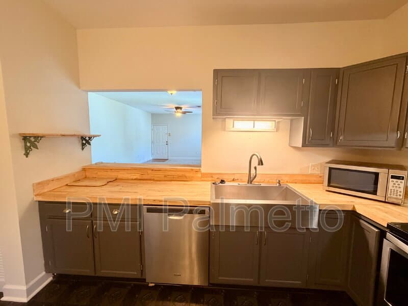 Columbia House: 3923 West Buchanan Drive