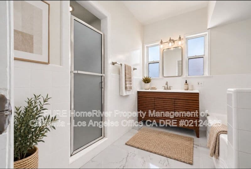 Los Angeles House: 1534 Hayworth Ave