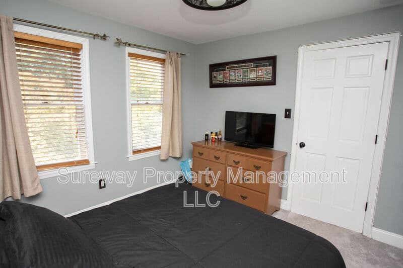 Magnolia House: 417 N Warwick Rd