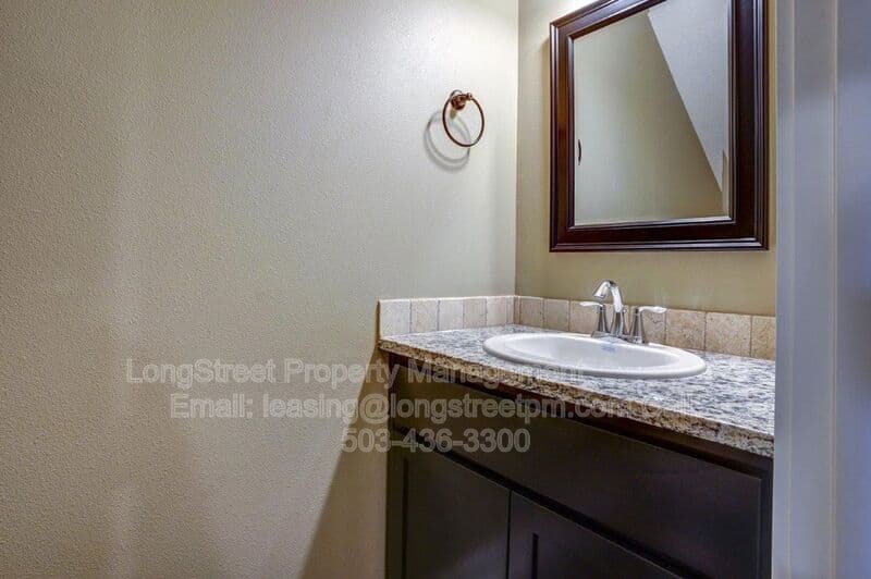 Monmouth Townhome: 484 S Monmouth Ave