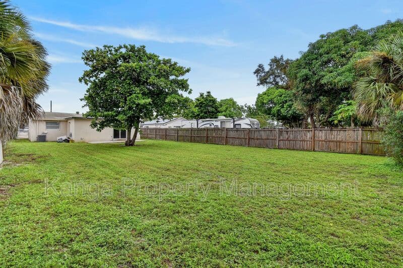 Riviera Beach House: 1037 W 28Th St