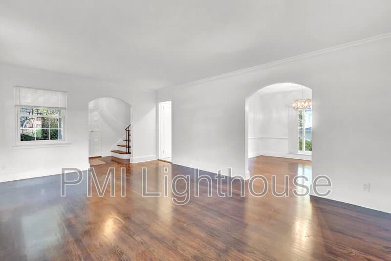 Manhasset House: 109 Chase Road