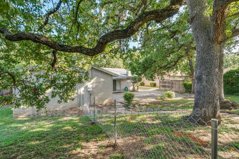 Bedford House: 2909 White Oak Ln