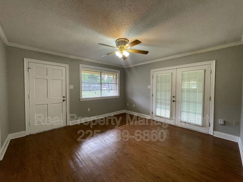 Baton Rouge House: 275 W Chalfont Dr.
