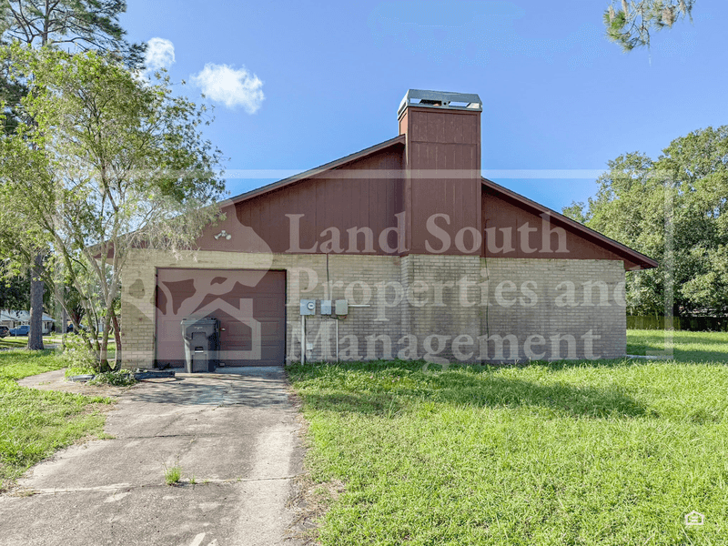 Lakeland House: 5011 Woodgreen Lane