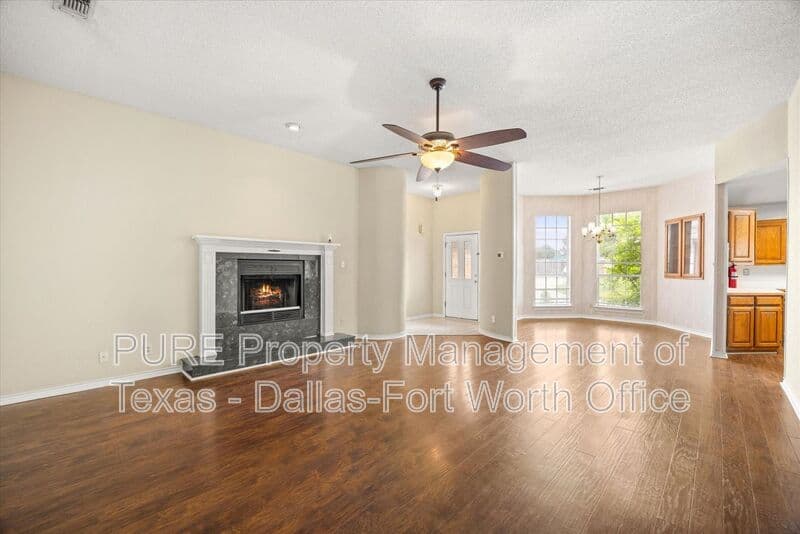 Granbury House: 3905 Frisco Cir