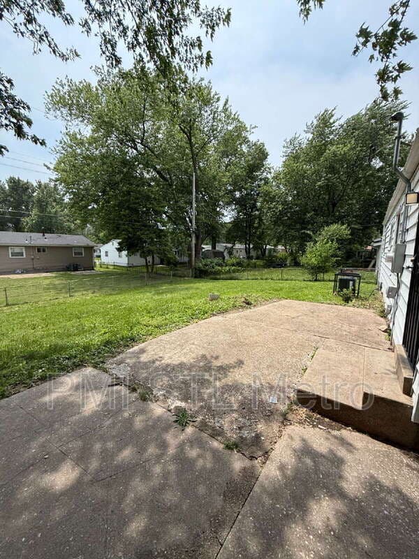 Saint Louis House: 1450 Fairmeadows Ln