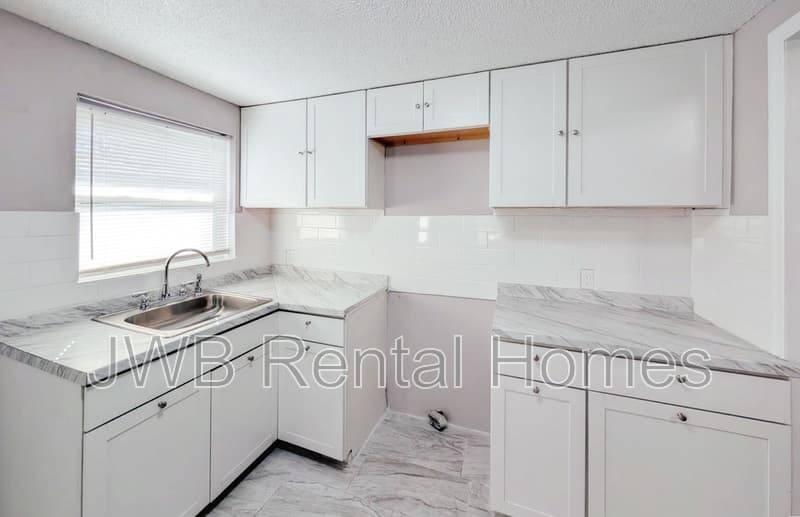 Jacksonville House: 1424 13th St W